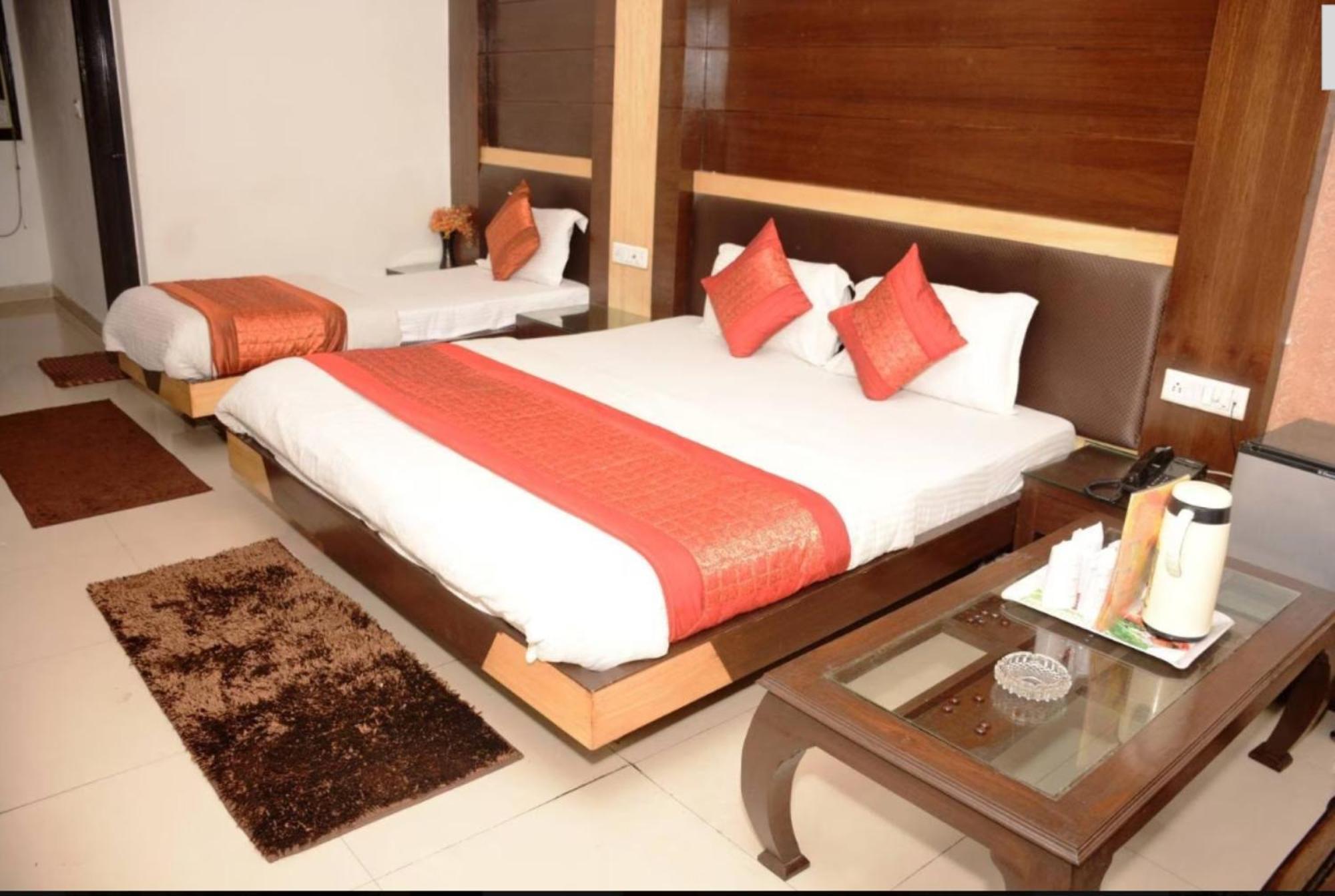 Capital O 6408 Hotel Delhi Heart Нью-Дели Экстерьер фото