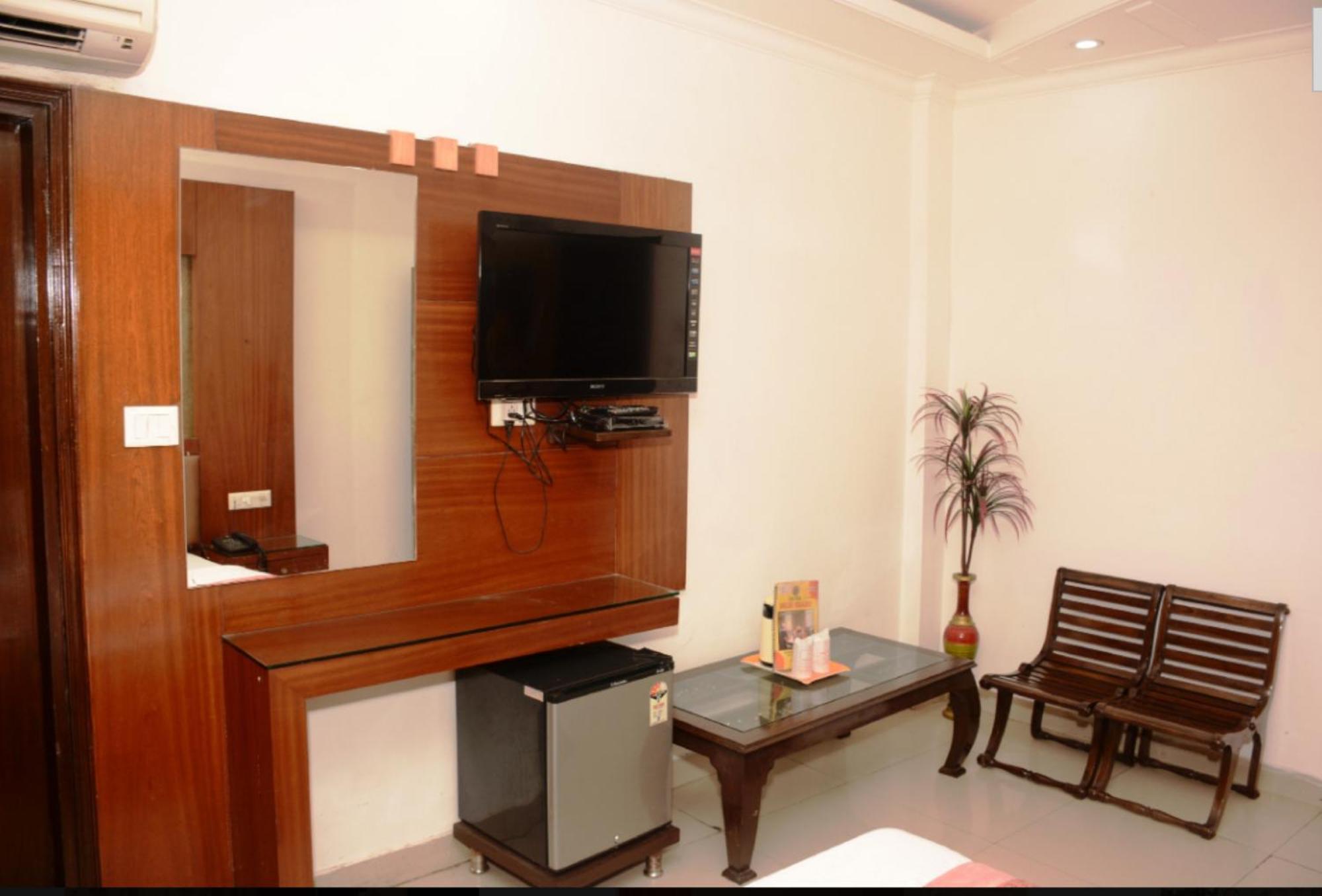 Capital O 6408 Hotel Delhi Heart Нью-Дели Экстерьер фото