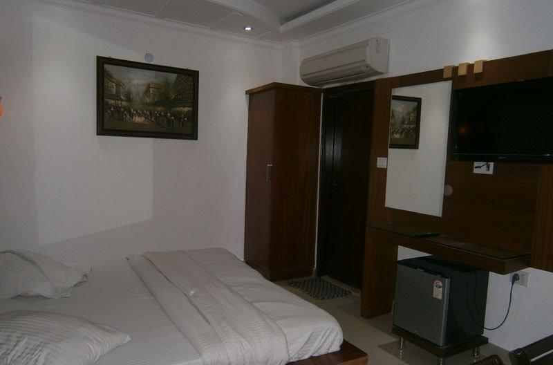Capital O 6408 Hotel Delhi Heart Нью-Дели Экстерьер фото