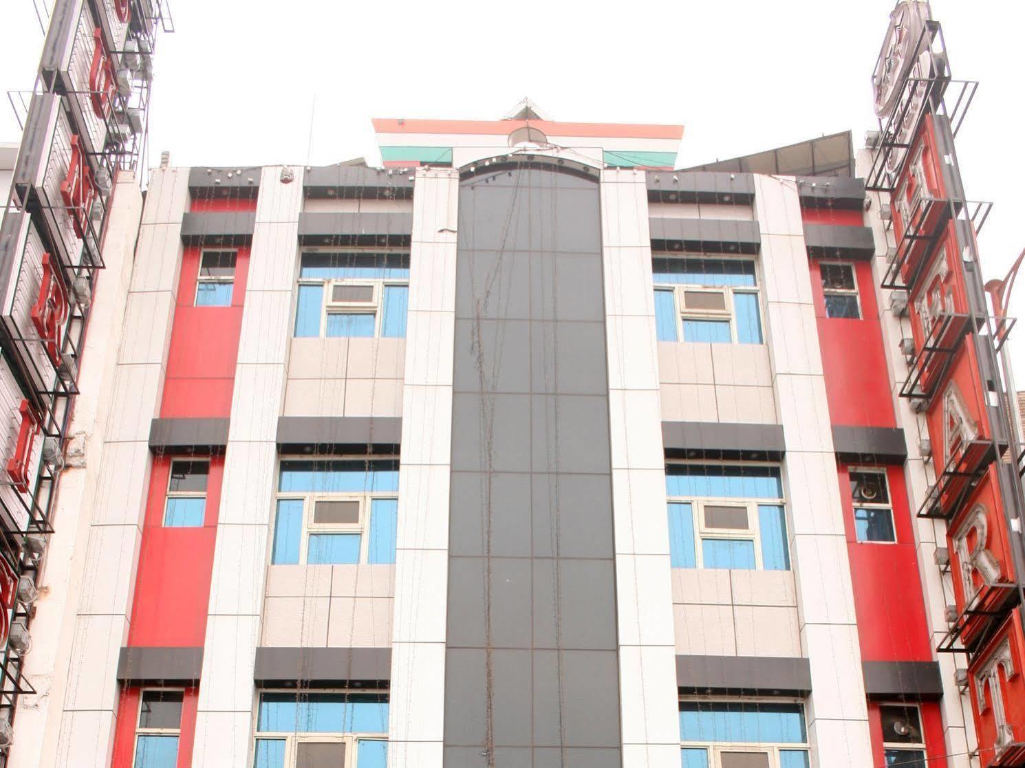 Capital O 6408 Hotel Delhi Heart Нью-Дели Экстерьер фото